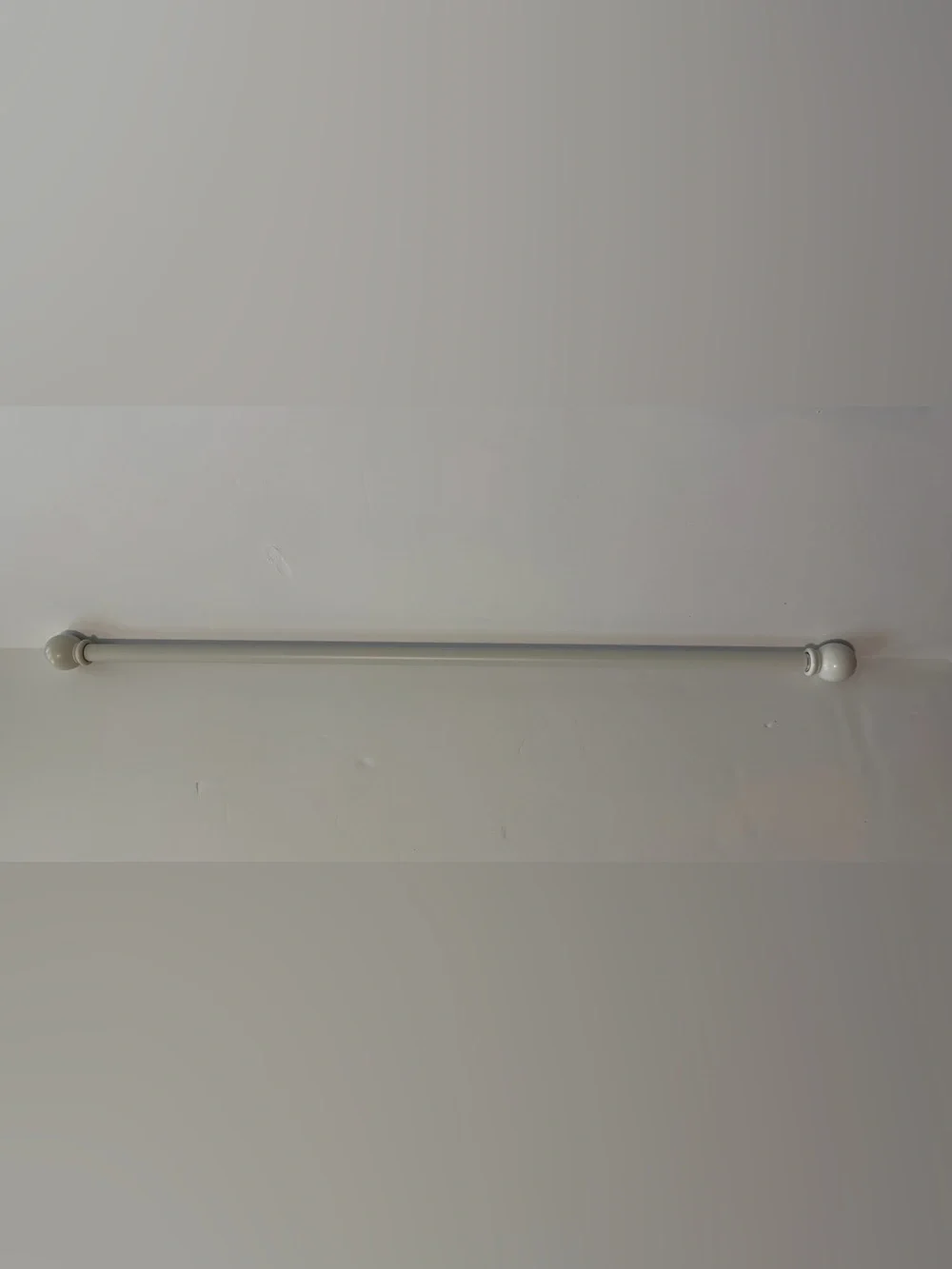 White Curtain Rod with small sphere shape endings